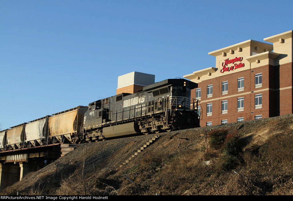 NS 9675 leads a short train towards the yard